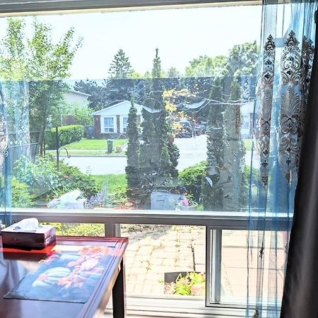 Renovated Cozy Bedroom With Private Washroom Торонто Екстер'єр фото