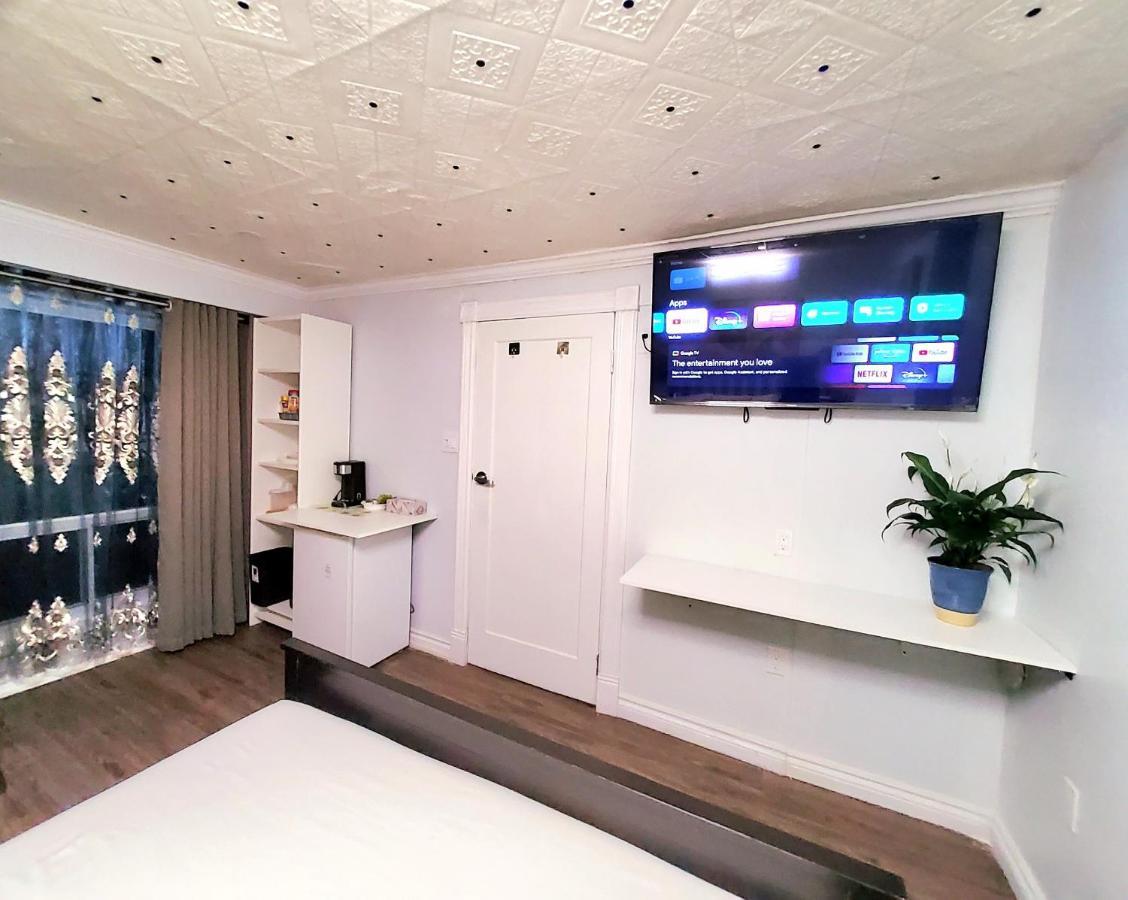 Renovated Cozy Bedroom With Private Washroom Торонто Екстер'єр фото