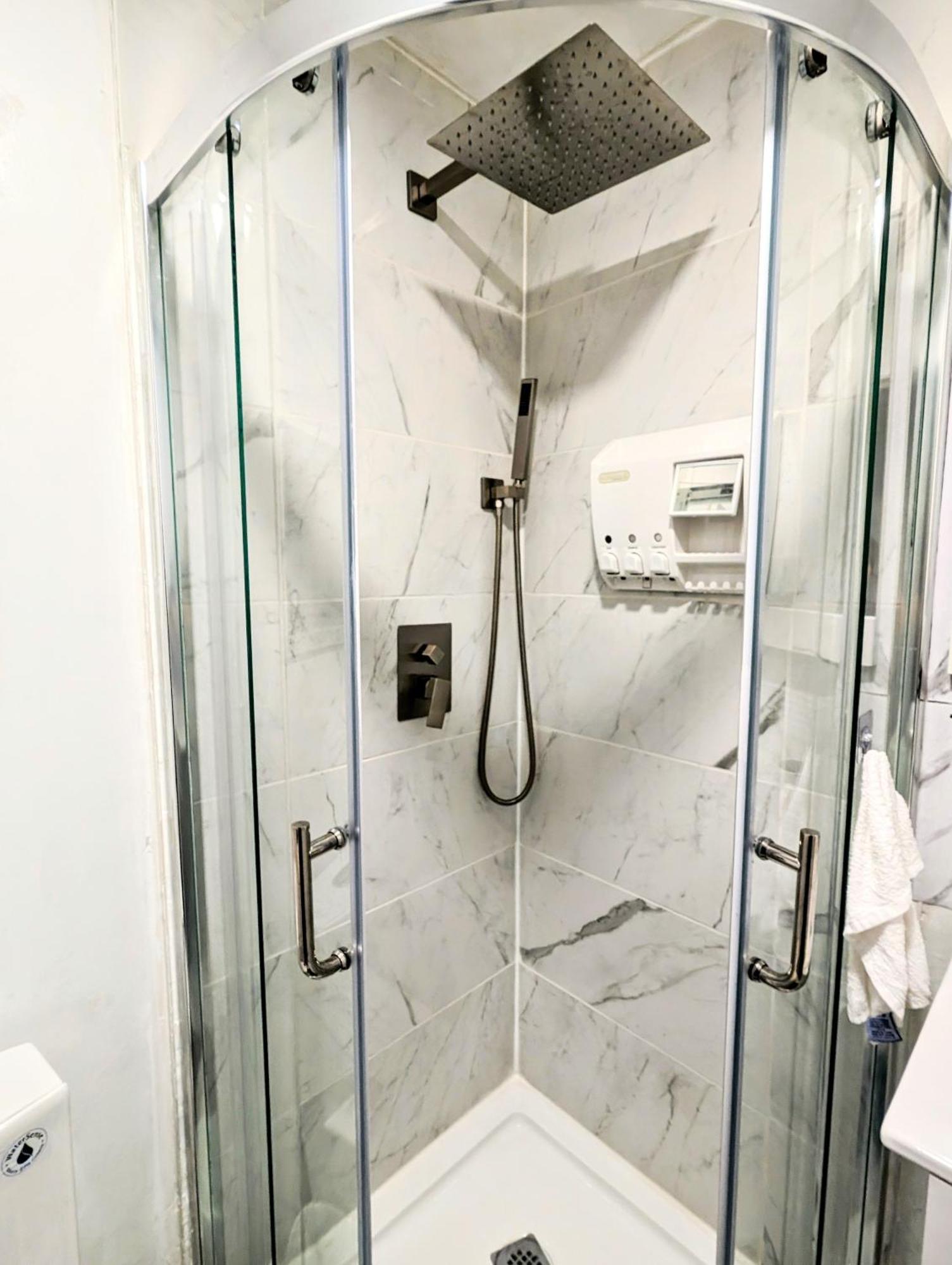 Renovated Cozy Bedroom With Private Washroom Торонто Екстер'єр фото